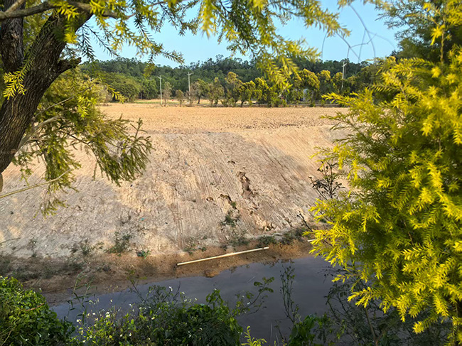 水渠边坡支护挖掘机整平后续泥浆固化边坡