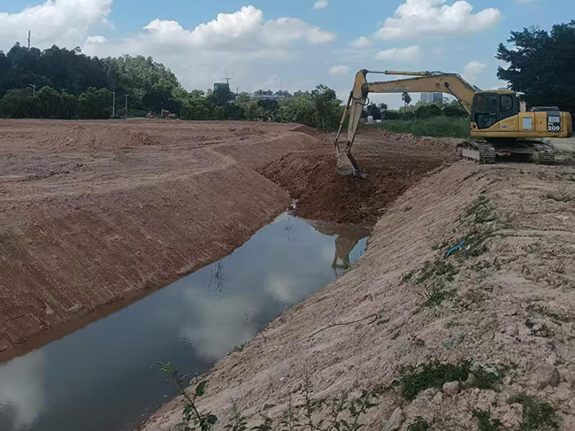 水渠边坡支护挖掘机整平后续泥浆固化边坡