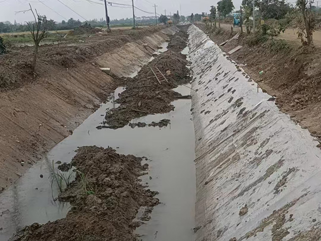 水渠边坡支护挖掘机整平后续泥浆固化边坡