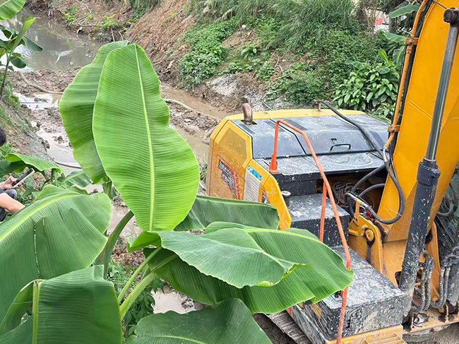 水渠边坡支护挖掘机整平后续泥浆固化边坡