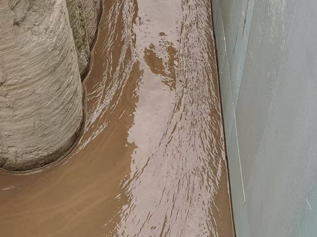 基坑狭小空间肥槽回填浇筑流态固化土