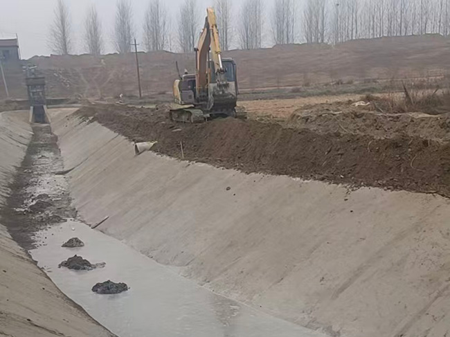 水渠边坡支护挖掘机整平后续泥浆固化边坡