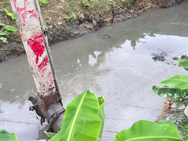 水渠边坡支护挖掘机整平后续泥浆固化边坡