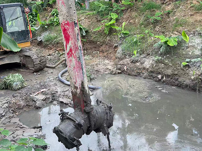 水渠边坡支护挖掘机整平后续泥浆固化边坡